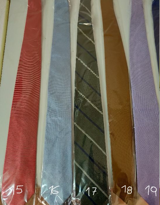 Gravatas (várias marcas, em bom estado)