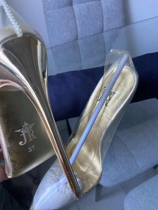 Sapatos Jessica Rich transparentes com salto dourado – NOVOS