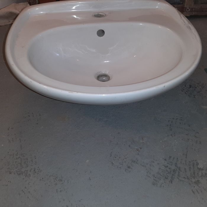 Продам раковину керамічну 60см×50см . Нова.