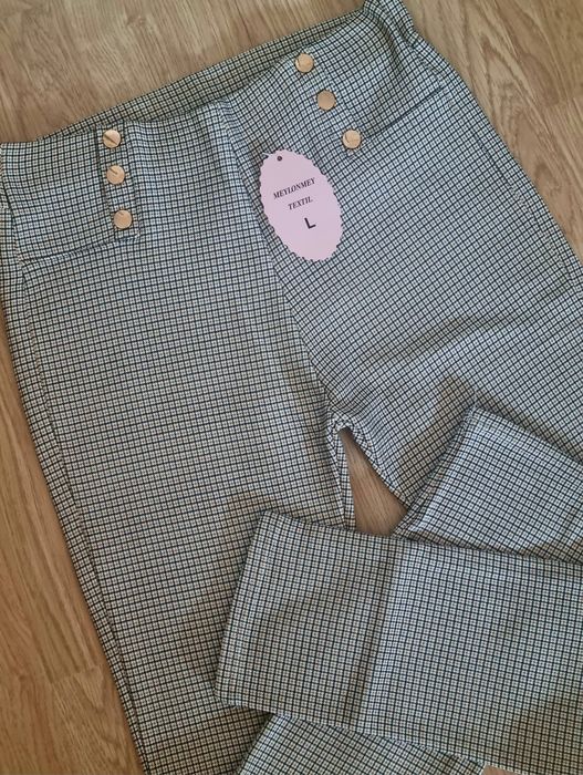 Calças/leggings, em tons de preto e castanho, todas forradas a pêlo. L