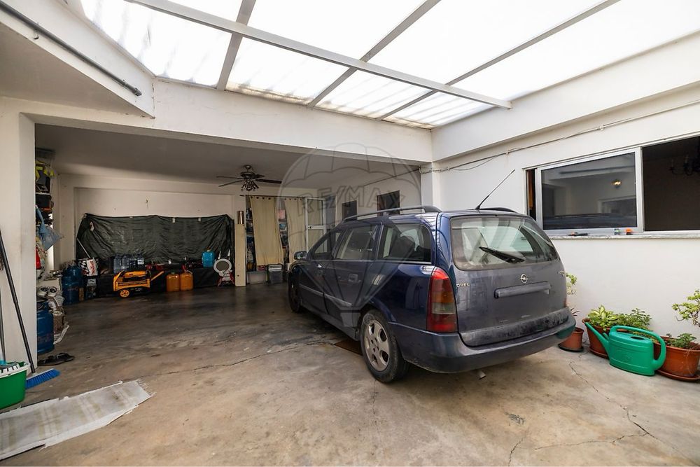 Moradia com Duas Casas Independentes – Oportunidade Imperdível!