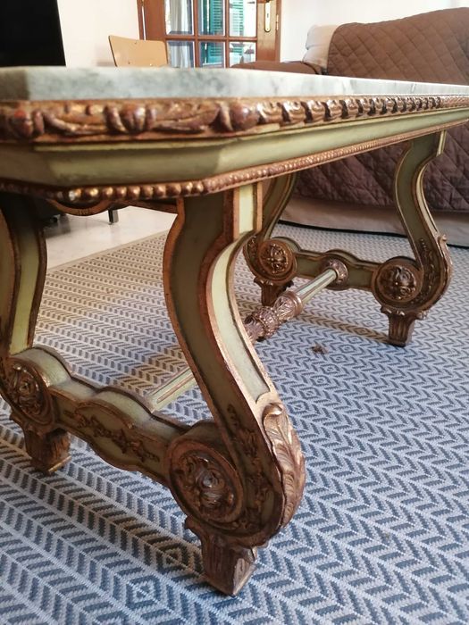 Mesa de centro vintage com tampo em mármore maciço