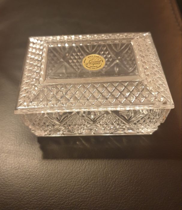 Bota e antiga caixa cristal D'Arques guarda jóias