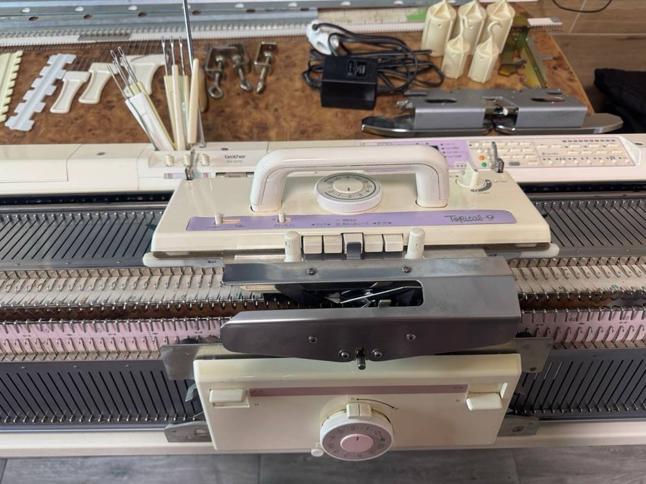 Продам в’язальну машину Brother KH270 + KR260, двохфонтурна, 3 клас
