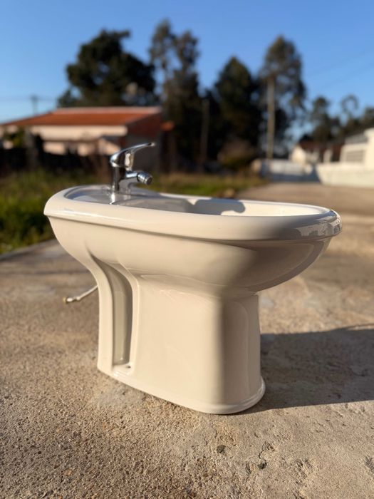 Bidé com torneira impecável