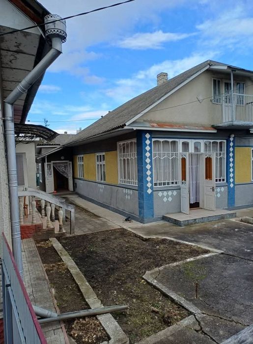 М. Новоселиця. Продаються два будинка на одному подвір'ї