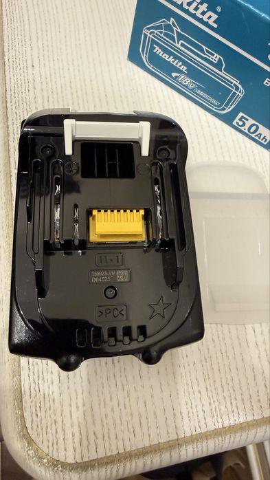 Зарядное устройство Makita DC18RC  S и батарею Makita BL1850B 18V 5Aч