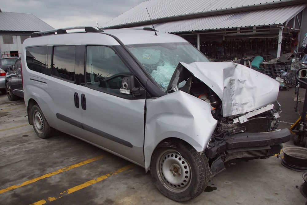 Auto na części - Fiat Doblo II Maxi Lift 1.6 MultiJet 120 KM 940C1000 C635 612A 2019R Silnik Skrzynia Drzwi Błotnik Zderzak Lampa Lusterko Klamka Szyba Deska Kokpit Sterownik Moduł Czujnik Licznik Wyświetlacz Panel Kierownica