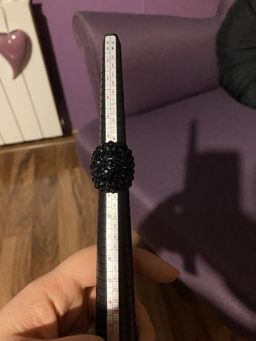 Pierścionek plastikowy czarny cyrkonia 17