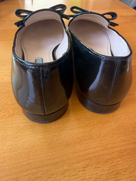 Prada buty czarne lakierki