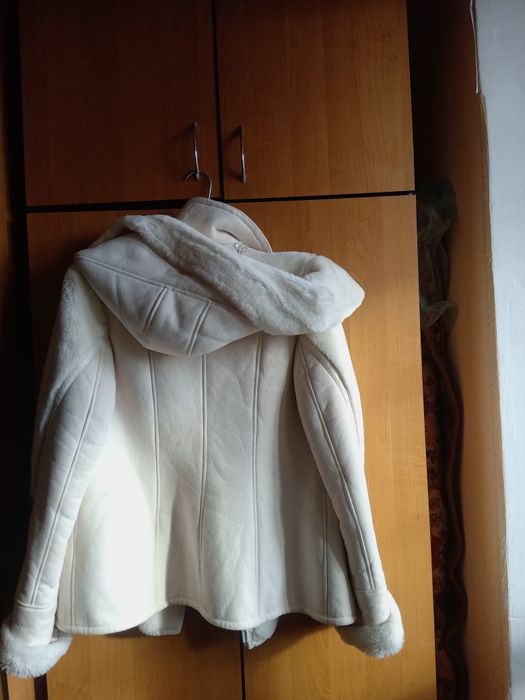Біла напівдублянка з єкошкіри.як нова.