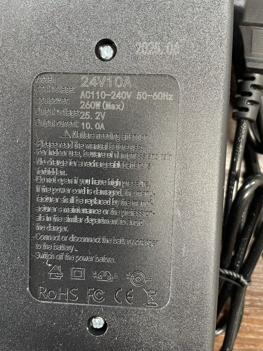 Зарядний пристрій для єлектро транспорту 12v 20A  ,24v 10A