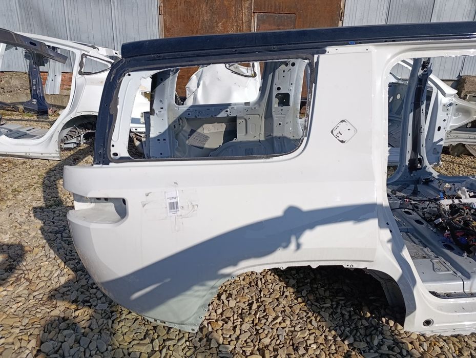 Задня права четверть Rivian R1S