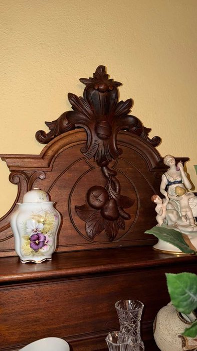 Móvel em madeira de casquinha com tampo em mármore