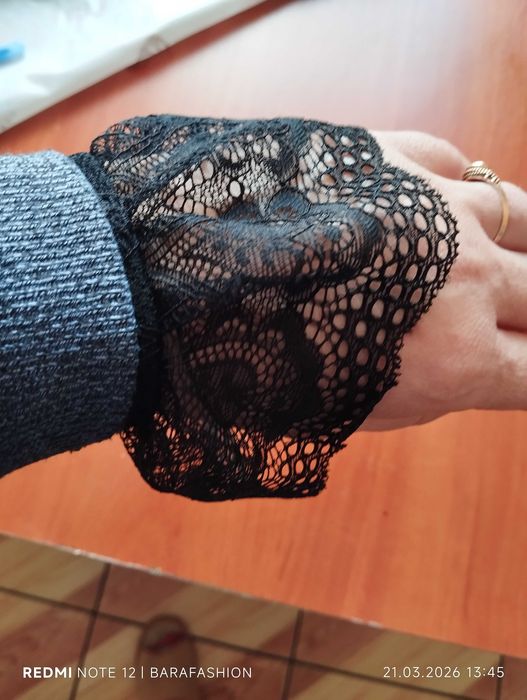 Koronkowe mankiety wciągane zwane fałszywymi