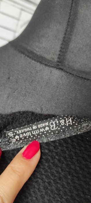Sweterkowa damska bluza z kieszeniami i aplikacja jesien