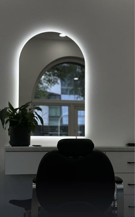 Odstąpie salon ,6 stanowisk pracy , zamykany gabinet
