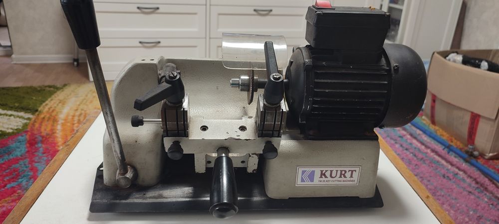 Продам станок КURT для изготовления ключей