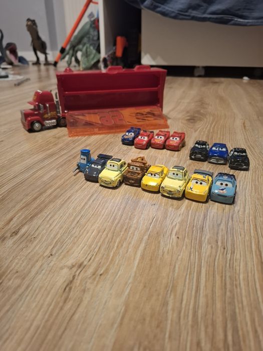 Auta, Cars, Maniek Transportowa ciężarówka + dużo  autek,