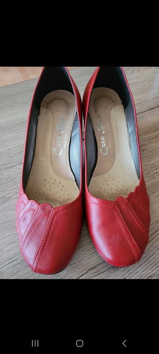 Czerwone buty na słupku