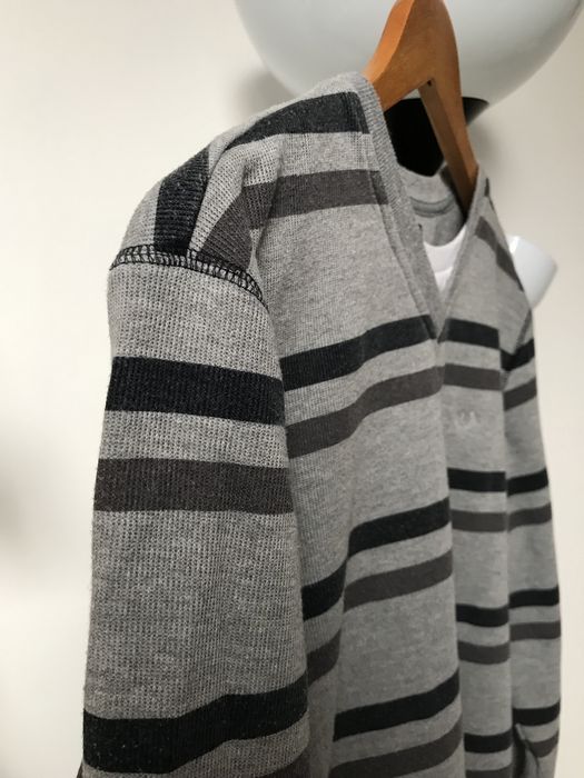 Szary sweter w paski z dekoltem V serek Lincoln M