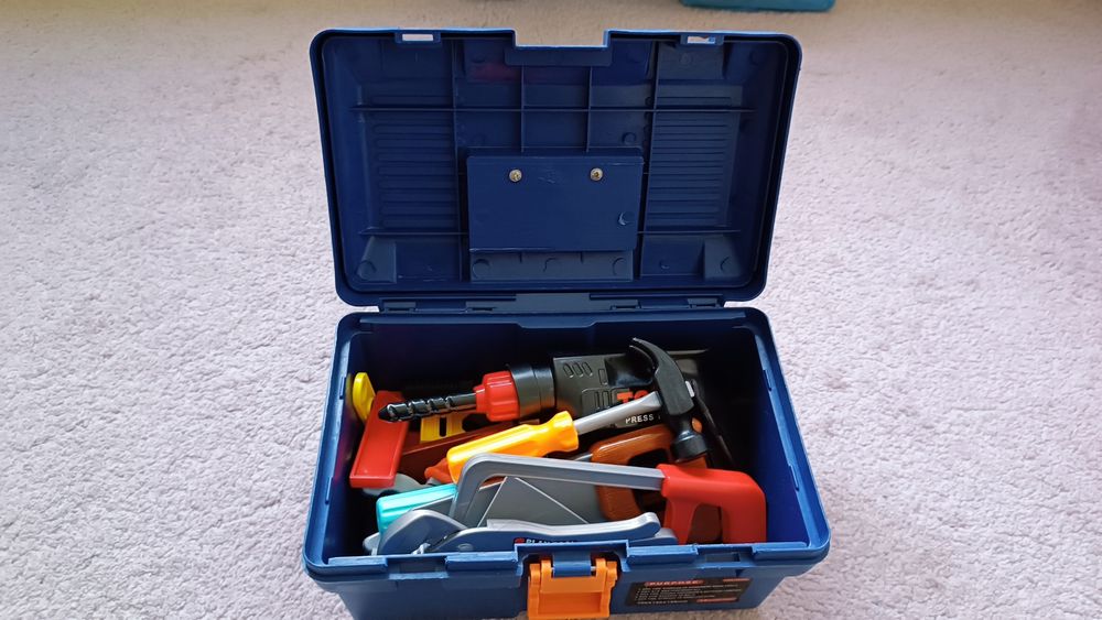 Skrzynka z narzędziami dla dzieci