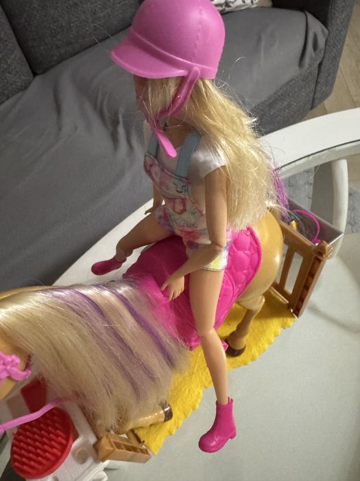 Barbie ,zagroda oraz konie