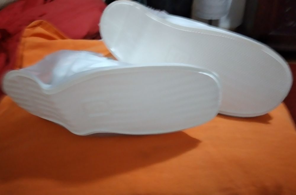 Sapatos de chuva novos