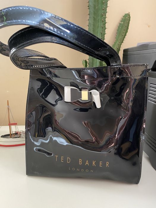 Lakierkowa torebka Ted Baker