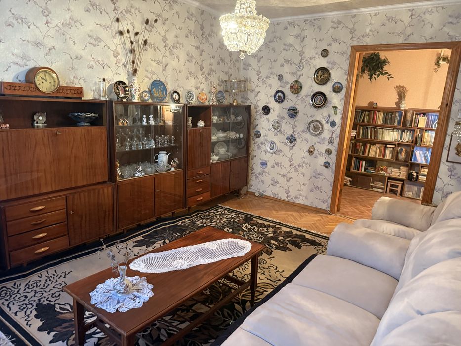 Продам 2 кімнатну сталінку в центрі . Сковороди 36