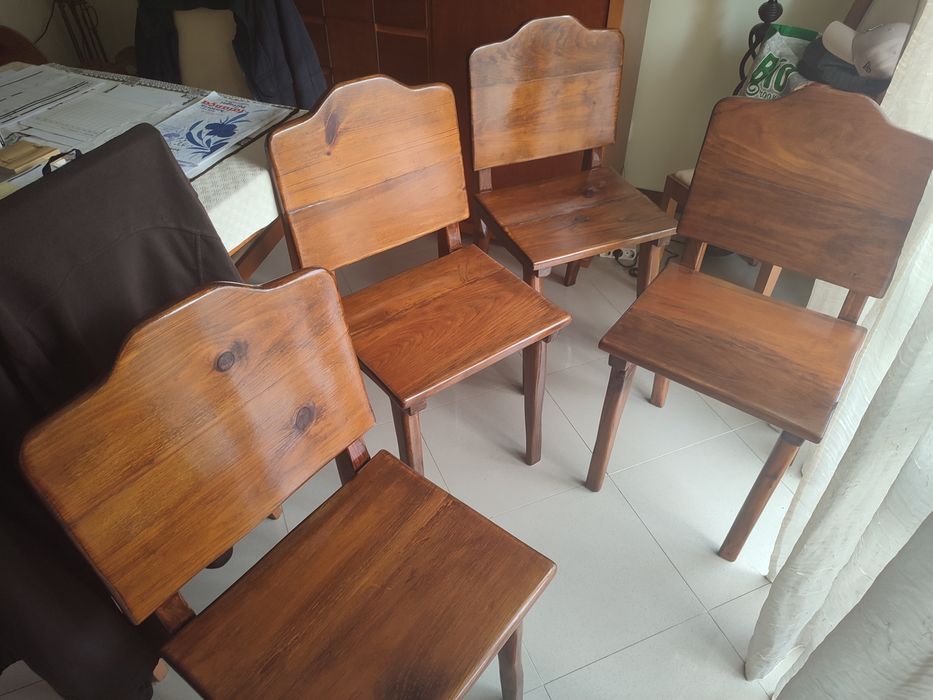 Conjunto de 4 Cadeiras Antigas e Rústicas, estilo Medieval em madeira maciça de Pinho