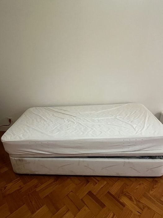 Cama de Solteiro com Arrumação – Bom Estado, Pouco Uso