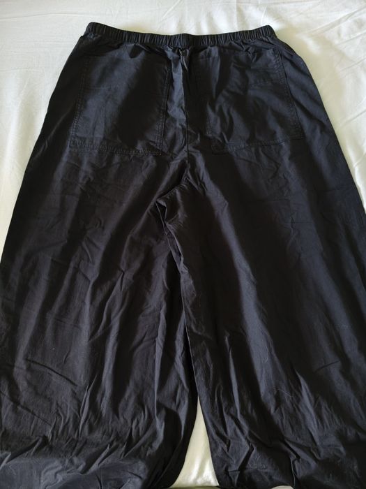 Spodnie czarne materialne parachute szerokie Cropp rozmiar 32 stan idealny