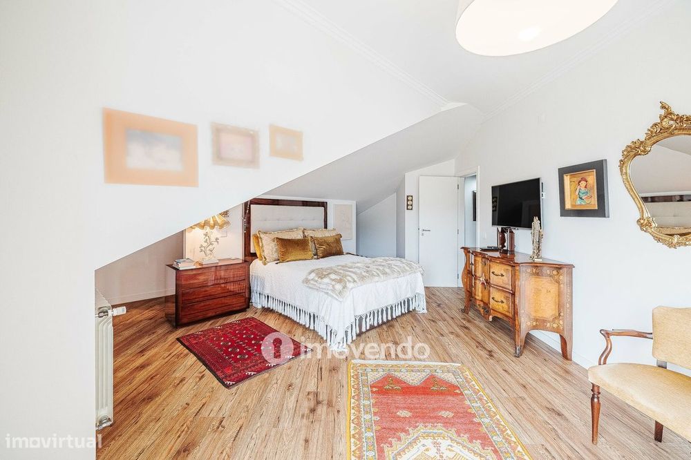 Apartamento T3 Duplex, com estacionamento, no Condomínio do Loural