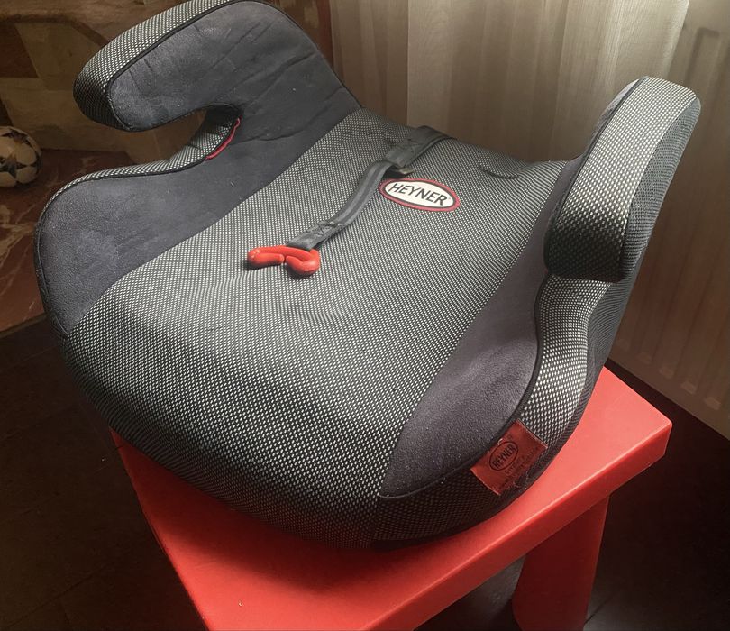 Автокрісло (бустер)