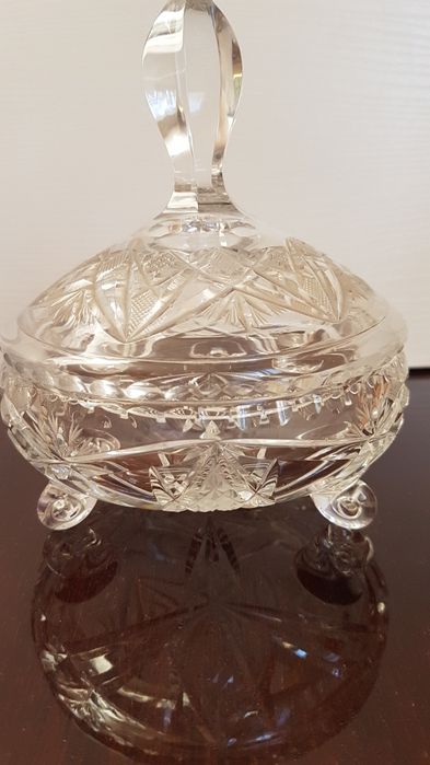 Elegancka bomboniera na nóżkach. Kryształ