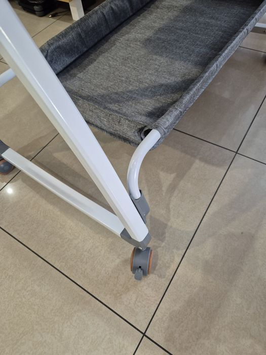Wielofunkcyjne łóżeczko dziecięce z funkcją kołysanki