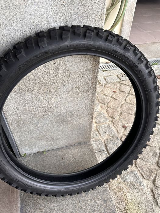 Pneus brigestone Ax41
