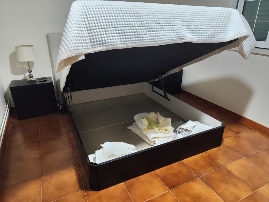 Cama de casal com pouco uso