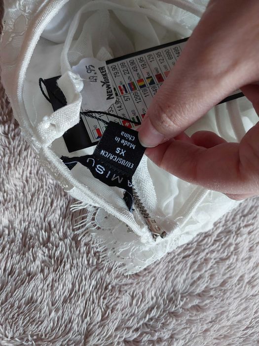 Biały koronkowy top crop.