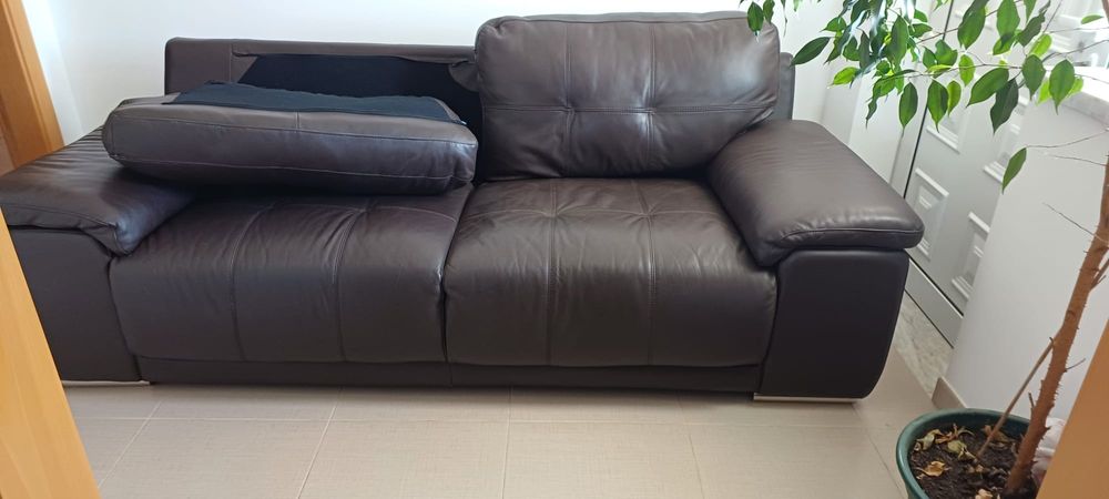 Vendo sofá de 3 Lugares em pele castanha genuína da sofatinni.