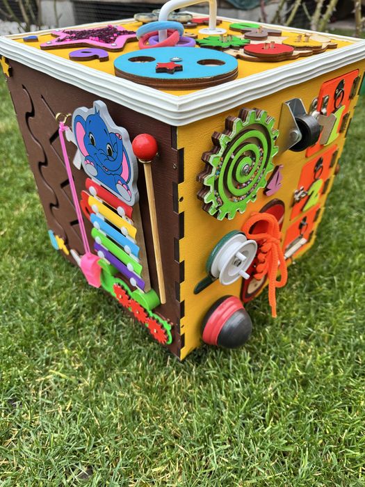 Розвиваючі Бізікуб бізідошка бізіборд для дітей