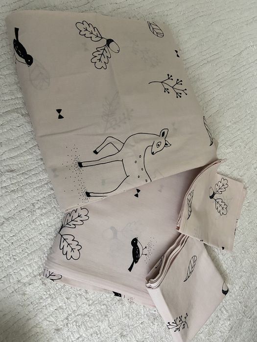Vários têxteis cama de menina