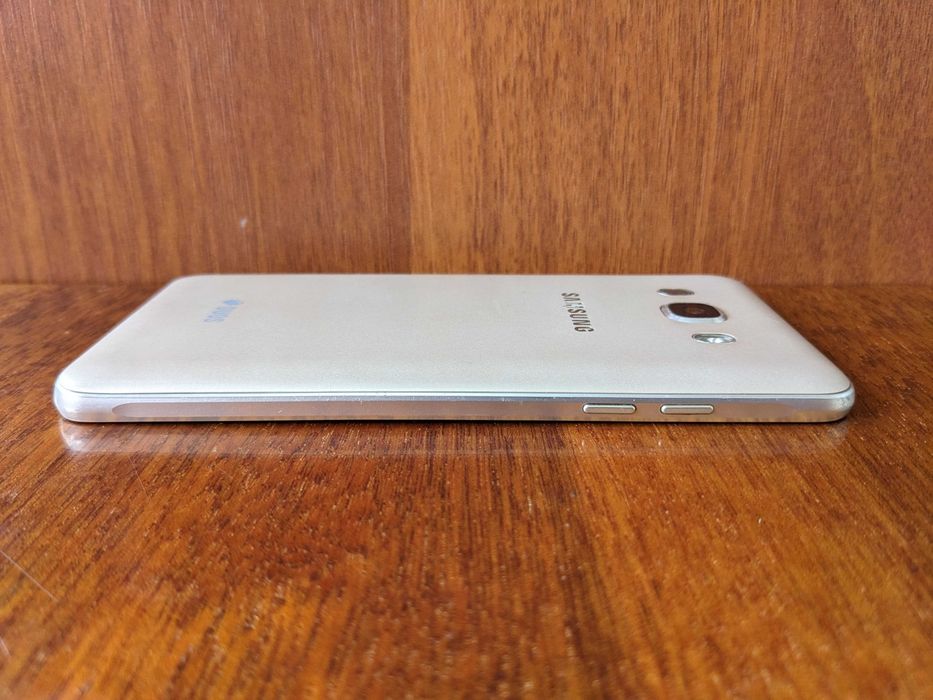 Смартфон Samsung Galaxy J5 (2016) J510H/DS с блочком и кабелем зарядки