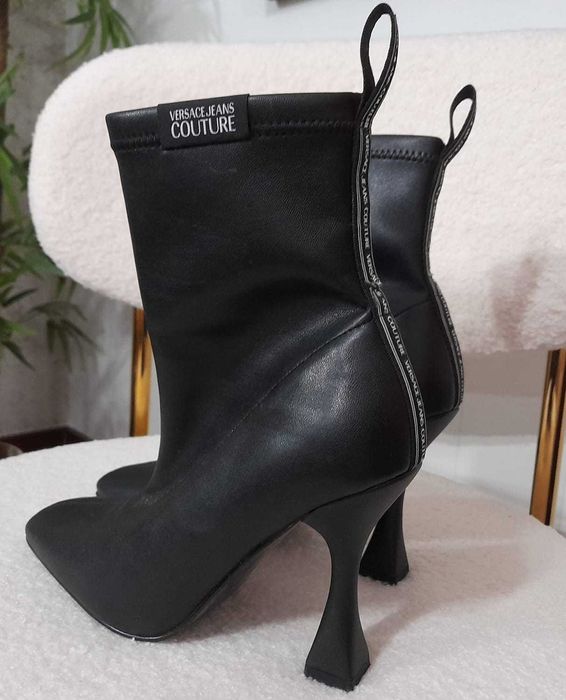 Botins Versace em preto - OPORTUNIDADE ÚNICA