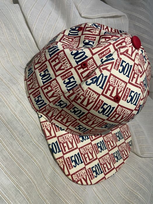 Chapeu levis branco e vermelho