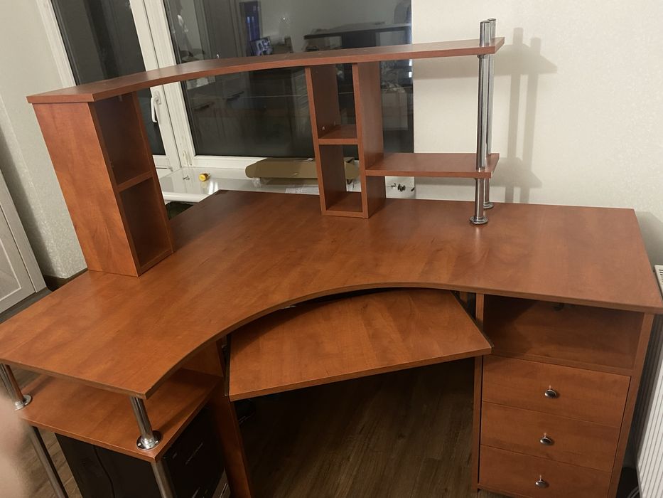 Компʼютерний стіл