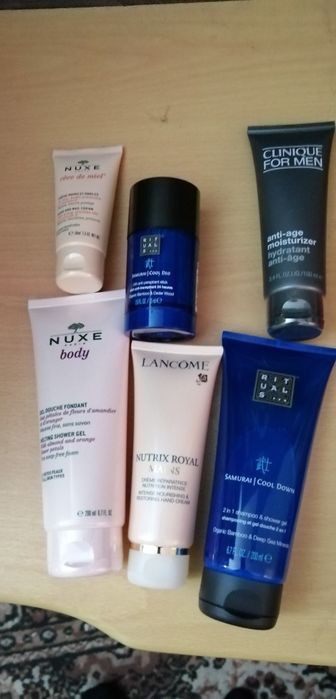 Cosméticos de várias marcas.