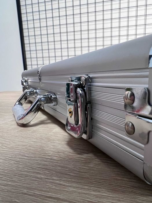 Якісний набір для гри в покер(300 фішок, 2 колоди карт,кейс,5 кубиків)