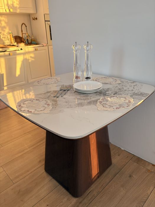 Sprzedam piękny stół w stanie idyalnym.